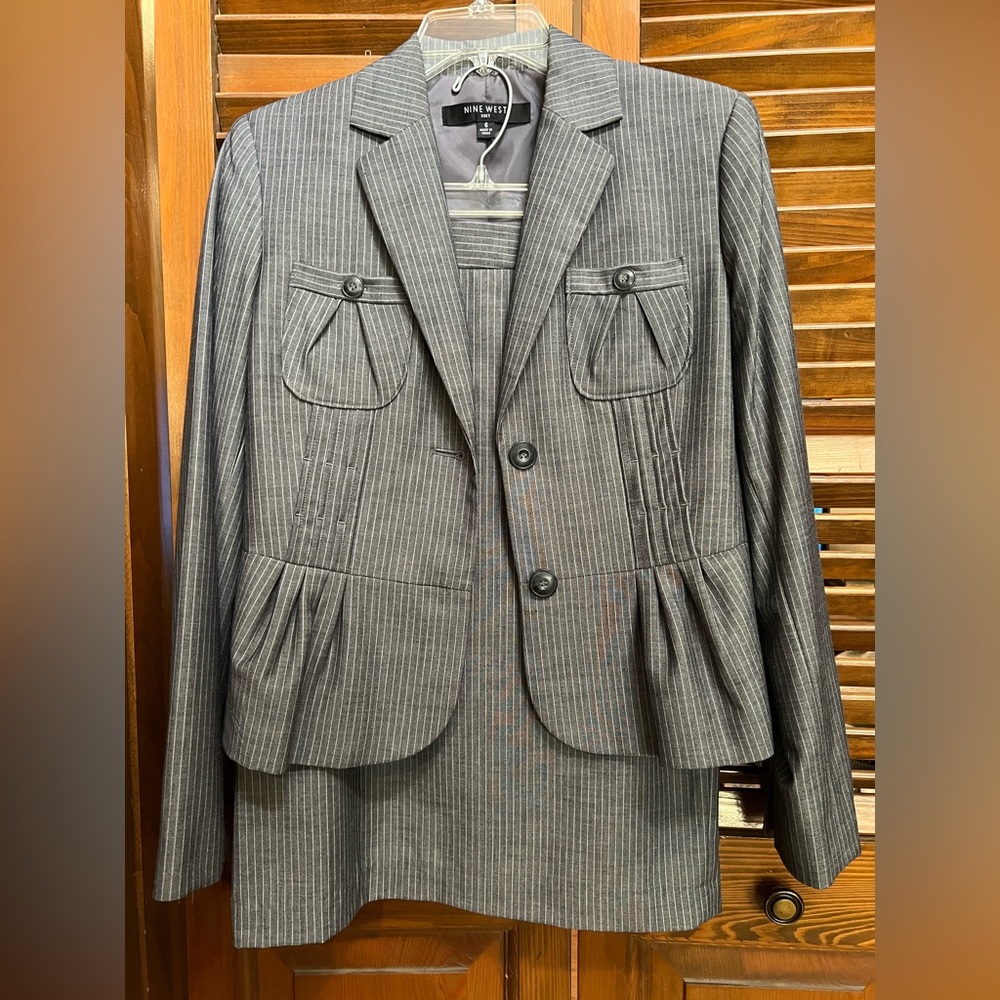 Women’s 2 piece Nine West Suit . Size 6